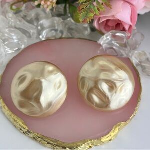 Vintage Pearlized Clip-On Earrings – Classic Statement for Timeless Style